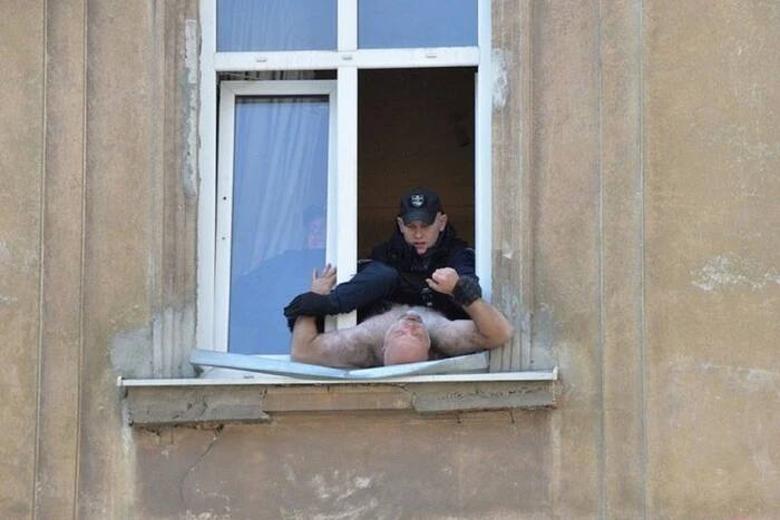 Голий перформанс у центрі Львова: іноземець виліз на вікно та налякав туристів&hellip;