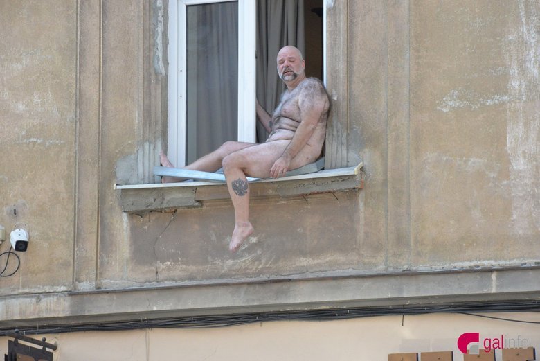 Голий перформанс у центрі Львова: іноземець виліз на вікно та налякав туристів (фото) 6