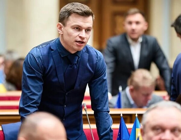 Колишній «слуга народу» спровокував ажіотаж у мережі своїм голим торсом