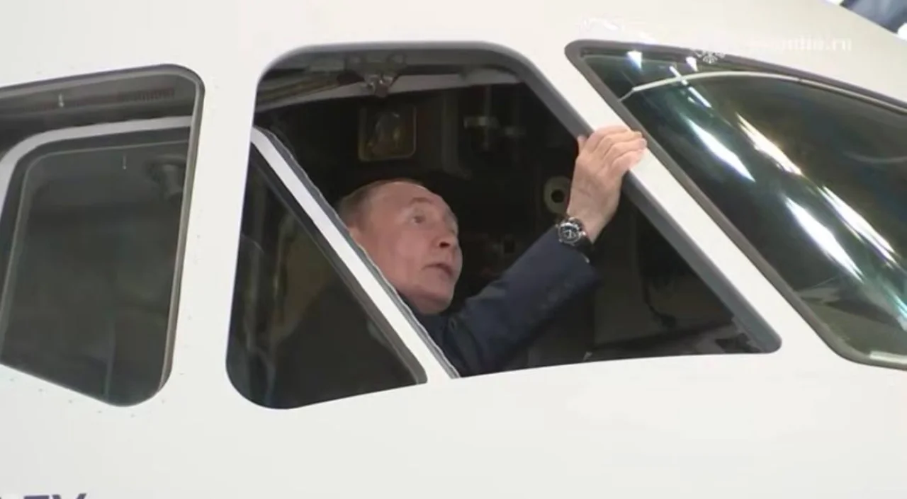 «Путін впав у дитинство?» Диктатор пестив літак з дивним виразом обличчя (фото) 6