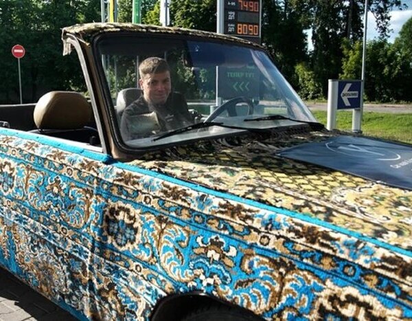 На Рівненщині хлопці перетворили старі «Жигулі» на кабріолет-килим