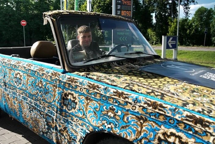 На Рівненщині хлопці перетворили старі «Жигулі» на кабріолет-килим