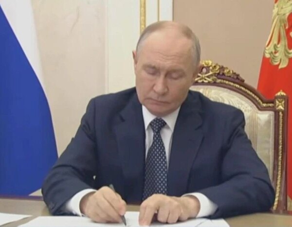 ХА-ХА новини 61 Путін малював «каракулі», слухаючи доповідь про бензиновий колапс (відео)