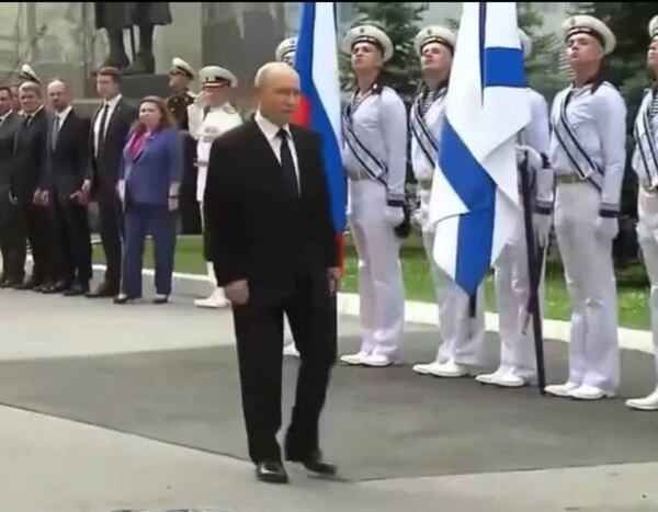 Курйоз на «параді» в РФ: Путін виступив на тлі намальованого&hellip;