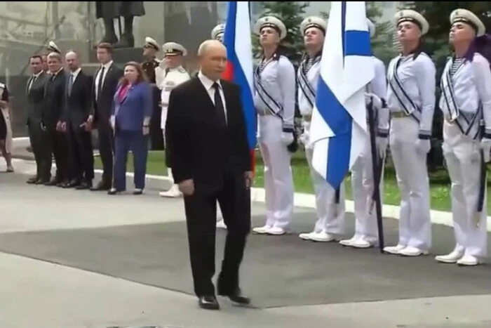 Курйоз на «параді» в РФ: Путін виступив на тлі намальованого флоту (фото)
