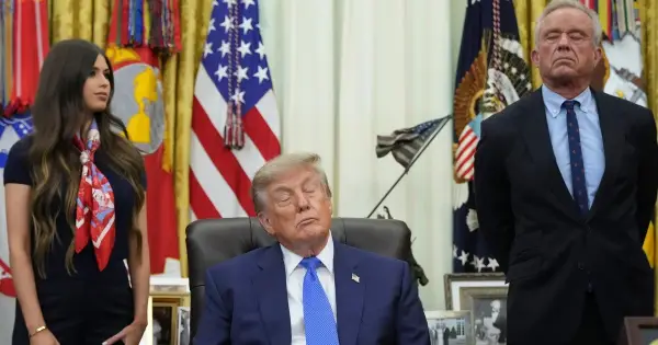 Трампа будять кнопкою-шокером: вірусне відео спричинило конспірологічну теорію