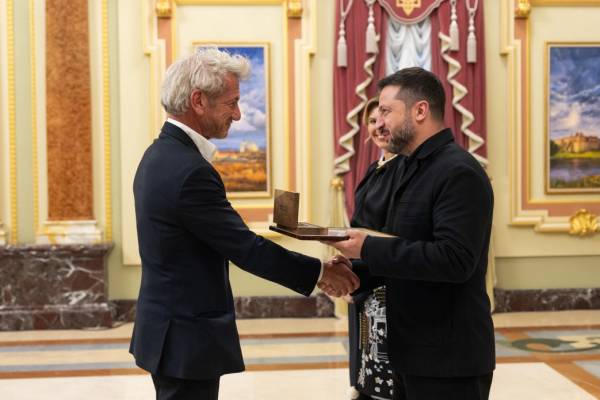 Зеленський зустрівся з Шоном Пенном, не встаючи з підлоги 4