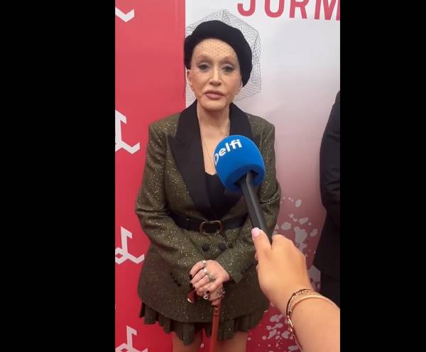 Пугачова пояснила, чому стала користуватися ціпком 2 Пугачова пояснила, чому стала користуватися ціпком 2