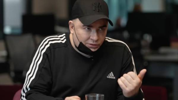 Данилко скинув маску: співак з’явився на людях без головного убору