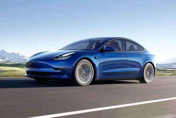 Tesla винайшла спосіб заряджати авто на ходу