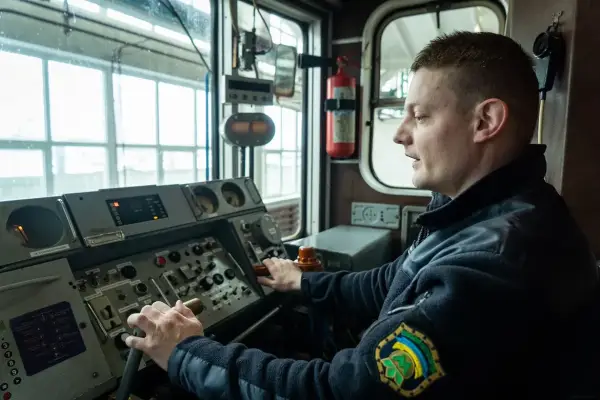 Скільки насправді заробляє машиніст київського метро