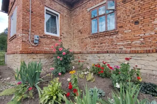 Переселенець купив будинок за $5 тисяч і перетворив його на затишне житло 10