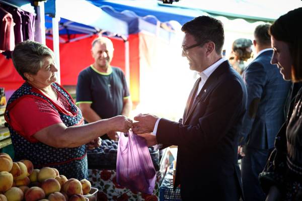 Глава уряду Британії шокував киян: скупився на Лук'янівці та спустився в метро 13