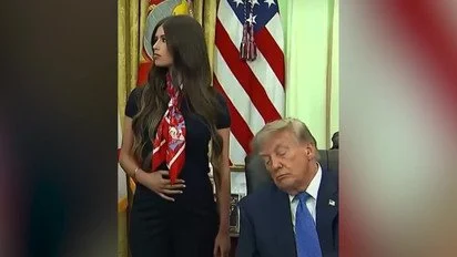 Трампа будять кнопкою-шокером: вірусне відео спричинило конспірологічну теорію 4 Трампа будять кнопкою-шокером: вірусне відео спричинило конспірологічну теорію 4