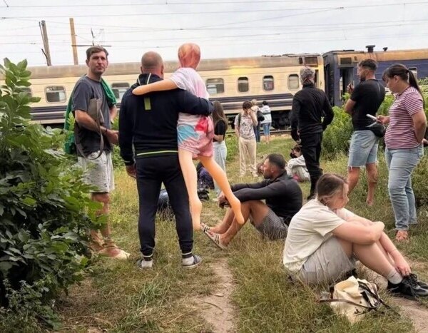 Чоловік евакуювався з київського потяга з надувною “супутницею”