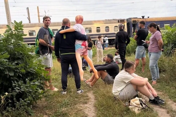 Чоловік евакуювався з київського потяга з надувною "супутницею" 3