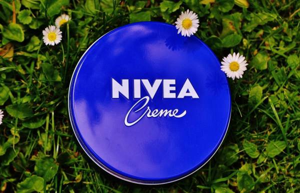 Навіщо насправді потрібен культовий крем Nivea: розкриває дерматологиня