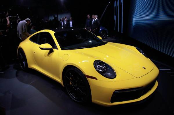 Porsche 911 продають в японському супермаркеті
