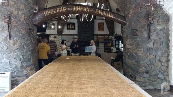 Кондитери на Закарпатті спекли торт розміром з квартиру 8 Кондитери на Закарпатті спекли торт розміром з квартиру 8