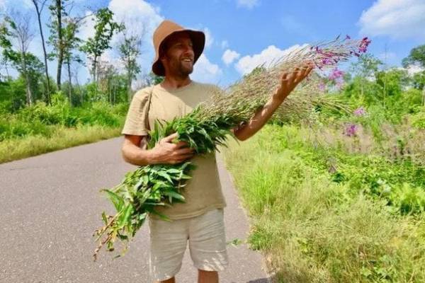 Чоловік рік жив у лісі, а тепер страждає від дивних наслідків