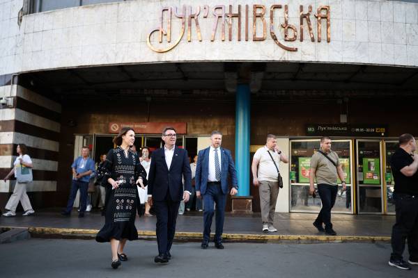 Глава уряду Британії шокував киян: скупився на Лук'янівці та спустився в метро 17