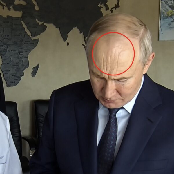 На чолі Путіна з’явився символ тризуба