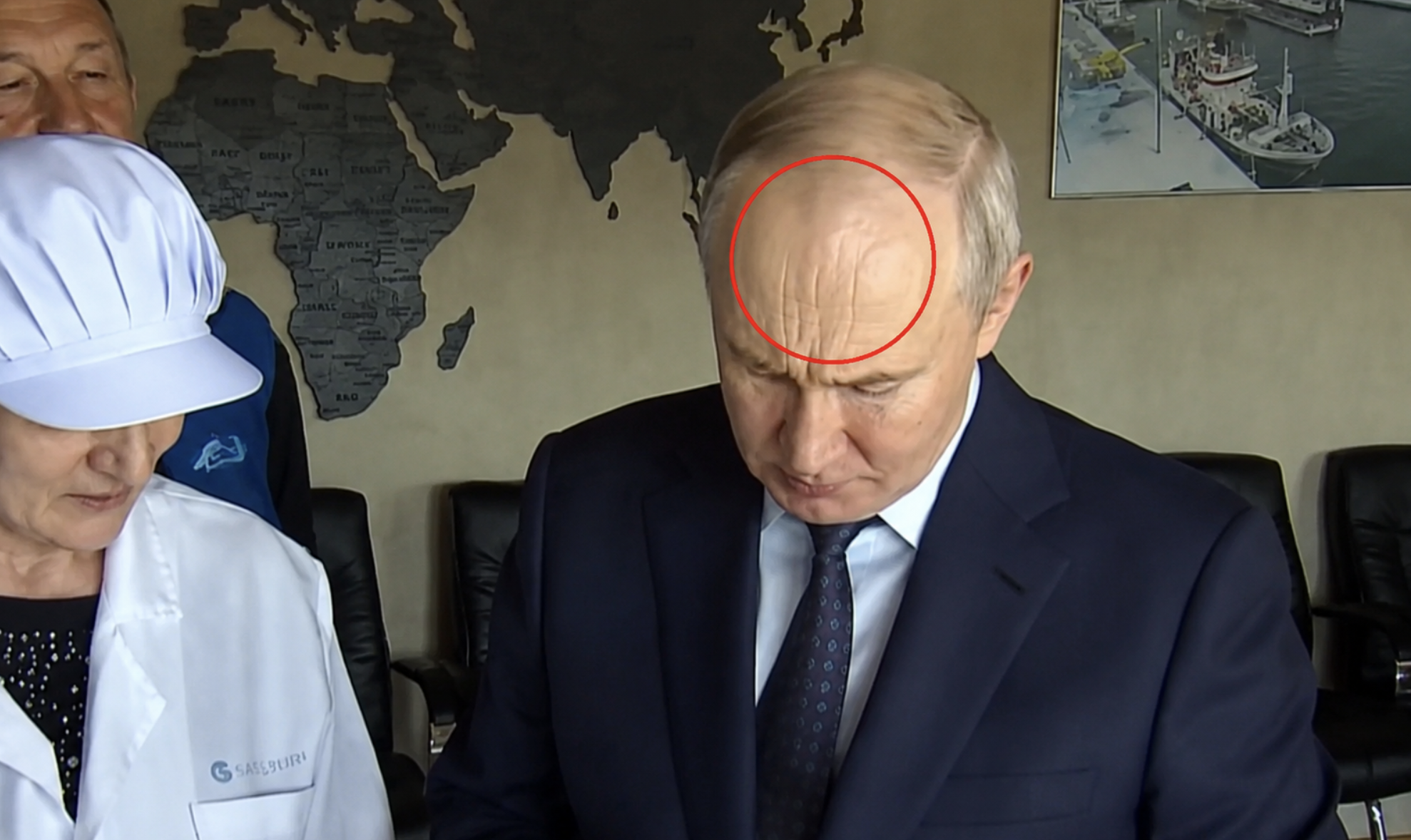 На чолі Путіна з'явився символ тризуба 3