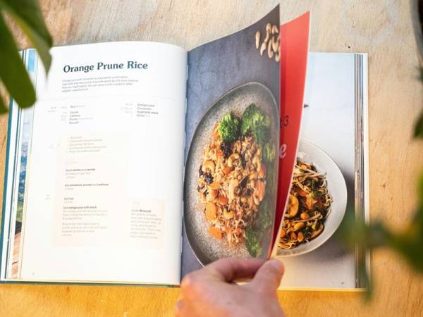 Подруга розкроїла кулінарну книгу, бо “ніколи не забороняла вирізати сторінки”