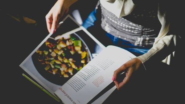 Подруга розкроїла кулінарну книгу, бо "ніколи не забороняла вирізати сторінки" 21