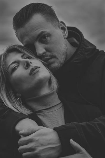Як нас прив’язують до себе: тонкі грані між коханням та залежністю