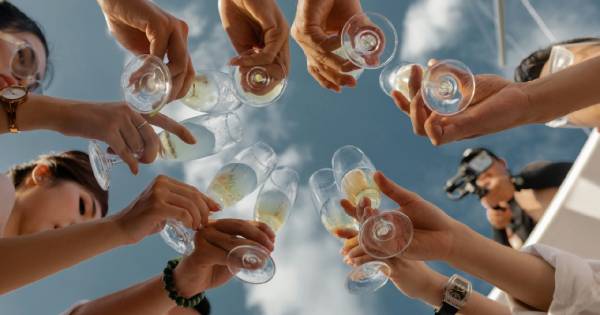 Рідня в шоці: дівчина хвилюється, чи не затягне її в центр весільного скандалу через вибір сукні матері нареченої